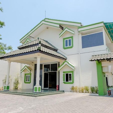 Hotel Taman Indah Madiun Eksteriør billede