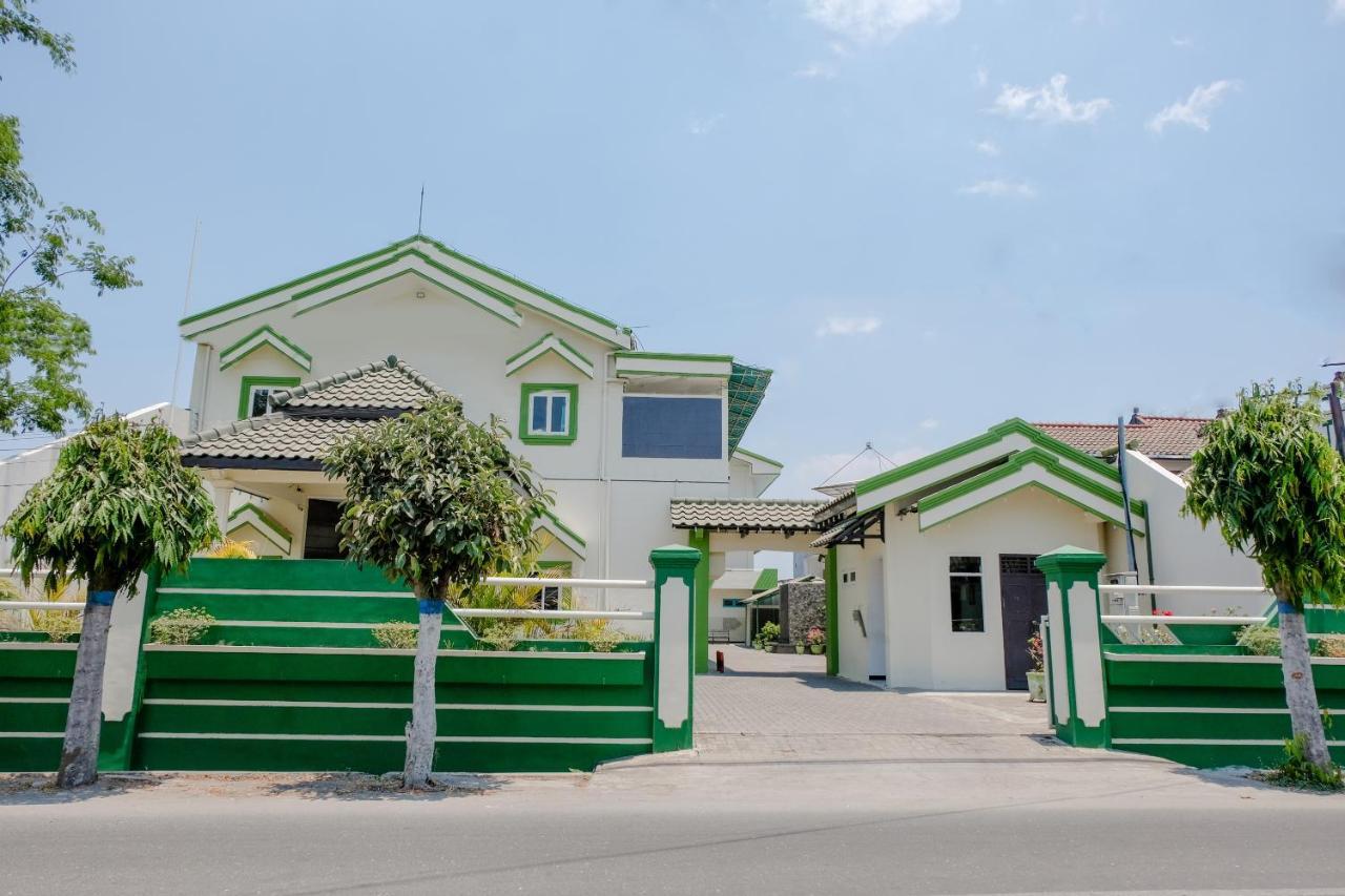 Hotel Taman Indah Madiun Eksteriør billede